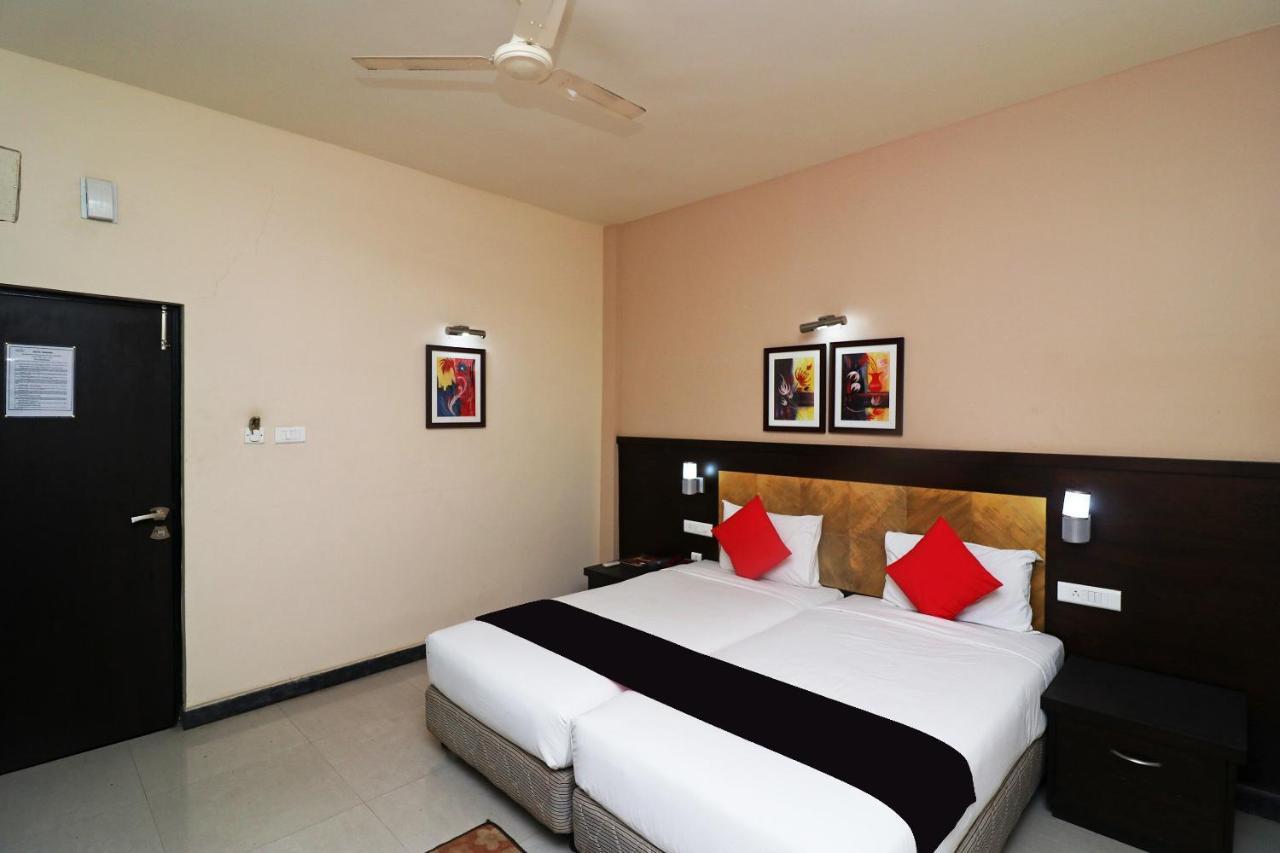 Capital O 40848 Hotel Mirabel Kupand Exterior foto