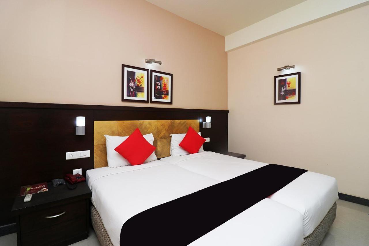 Capital O 40848 Hotel Mirabel Kupand Exterior foto