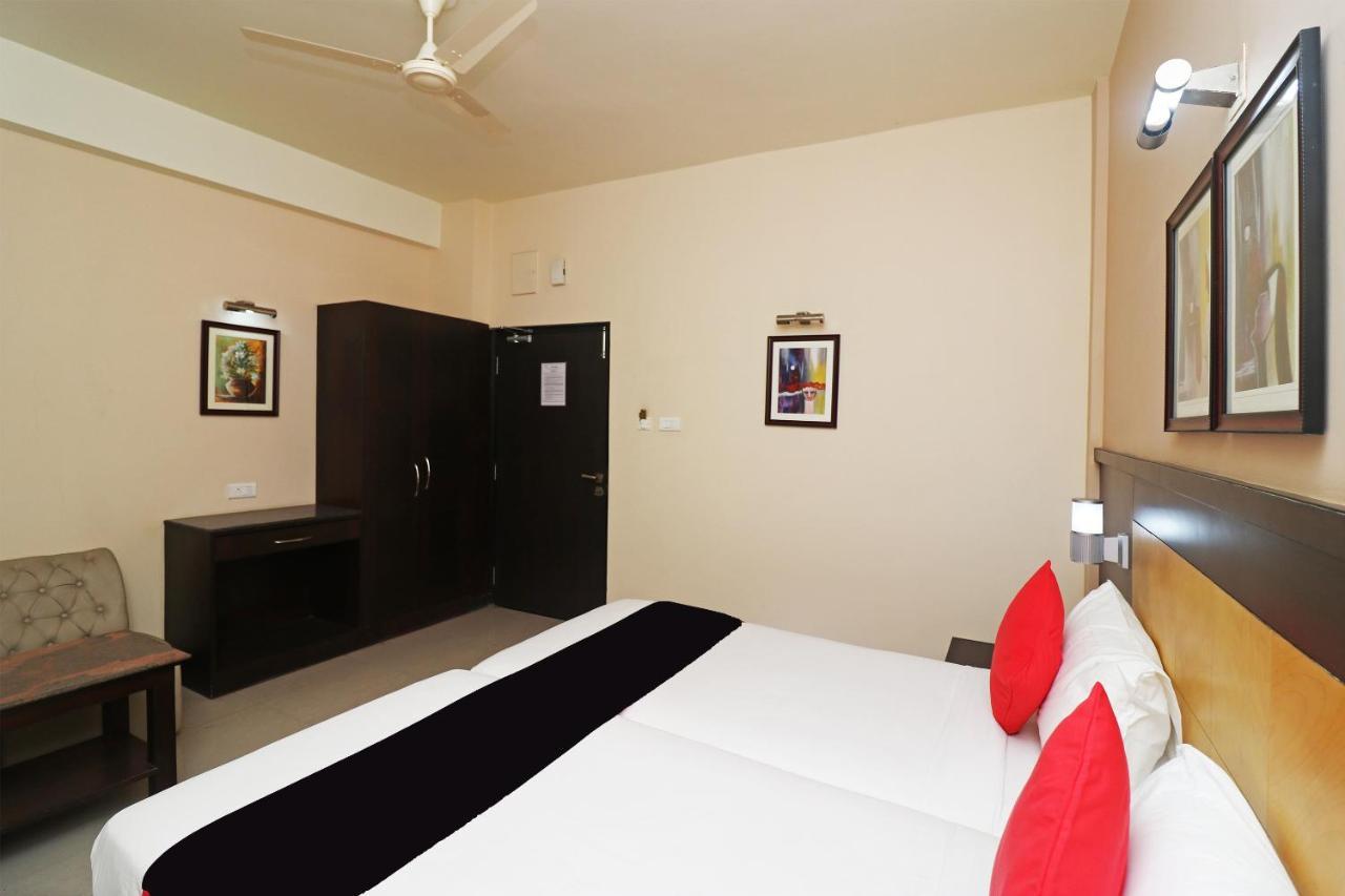 Capital O 40848 Hotel Mirabel Kupand Exterior foto