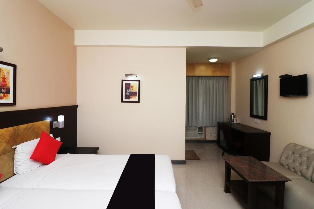 Capital O 40848 Hotel Mirabel Kupand Exterior foto