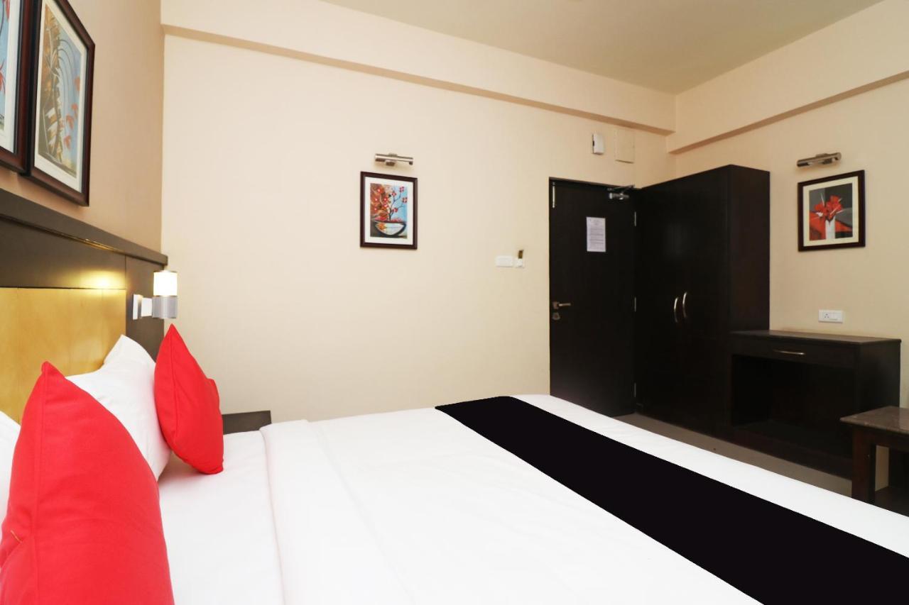 Capital O 40848 Hotel Mirabel Kupand Exterior foto