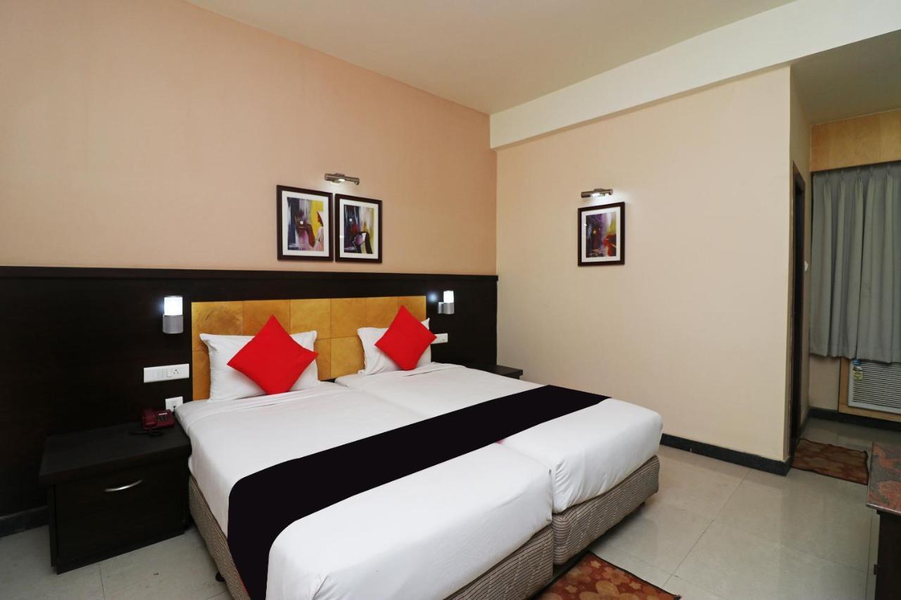 Capital O 40848 Hotel Mirabel Kupand Exterior foto