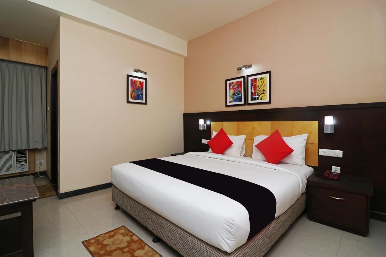 Capital O 40848 Hotel Mirabel Kupand Exterior foto
